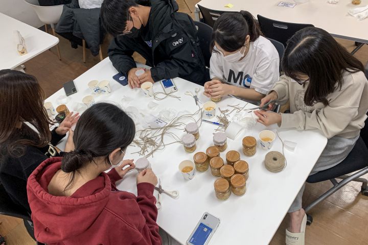 https://www.handong.edu/dcp/editor/images/(%EC%82%AC%EC%A7%843)%20%ED%94%84%EB%A1%9C%EC%A0%9D%ED%8A%B8%EC%97%90%20%EC%B0%B8%EC%97%AC%ED%95%98%EB%8A%94%20%ED%95%99%EC%83%9D%EB%93%A4.jpg