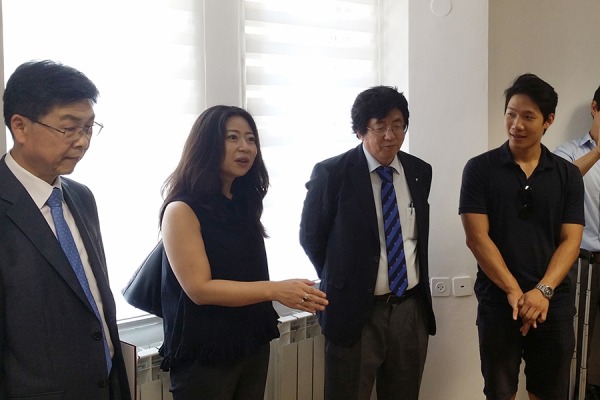 (사진2) 장순흥 총장과 한동대 관계자들이 히브리대학내 현지 사무소를 둘러보고 있다.