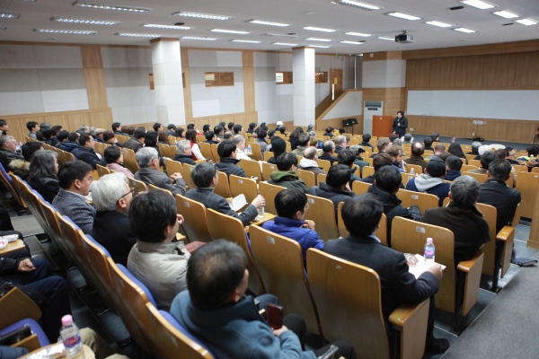 장순흥 총장이 교수들에게 현재 학교 상황 및 후속 조치 상황에 대해 설명하고 있다.
