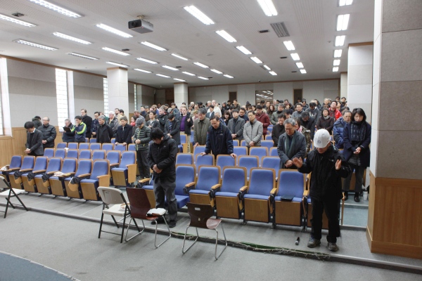 한동대 교수들이 모여 기도회를 갖고 있다.