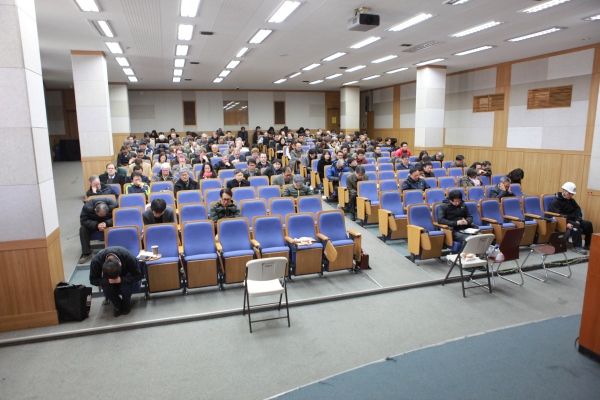 한동대학교 교수들이 모여서 기도회를 갖고 있다.