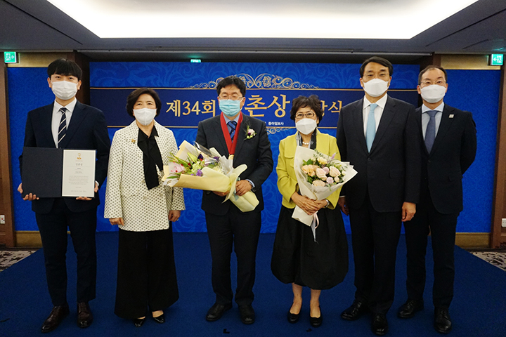제34회 인촌상 수상기념 한동대 관계자들과 함께 축하 사진